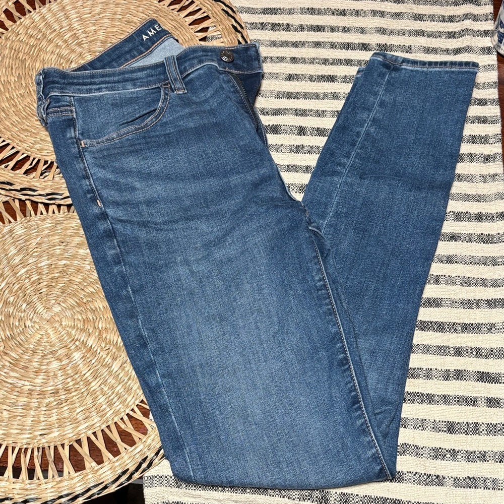 American Eagle Outfitters Skinny Jeans in Medium Blue Wash
